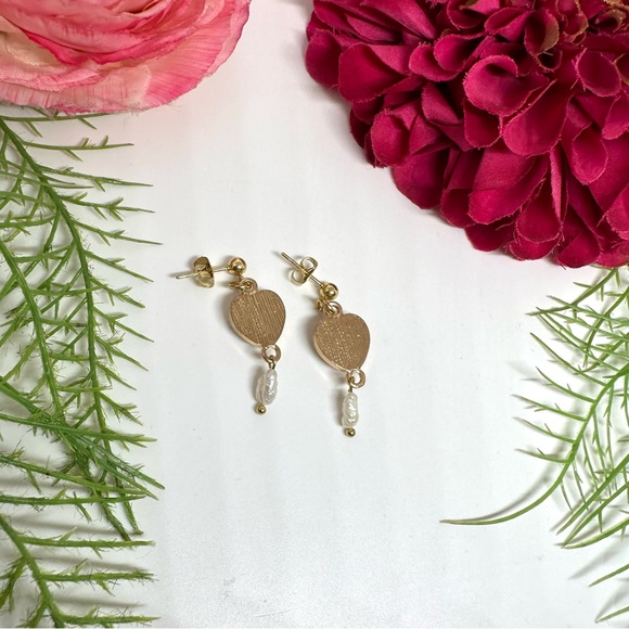NEW⚜️ Freshwater Pearl Floral Heart Charm Dangly Earrings - Picture 4 of 4